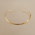 Colar aro rígido curvo Aura